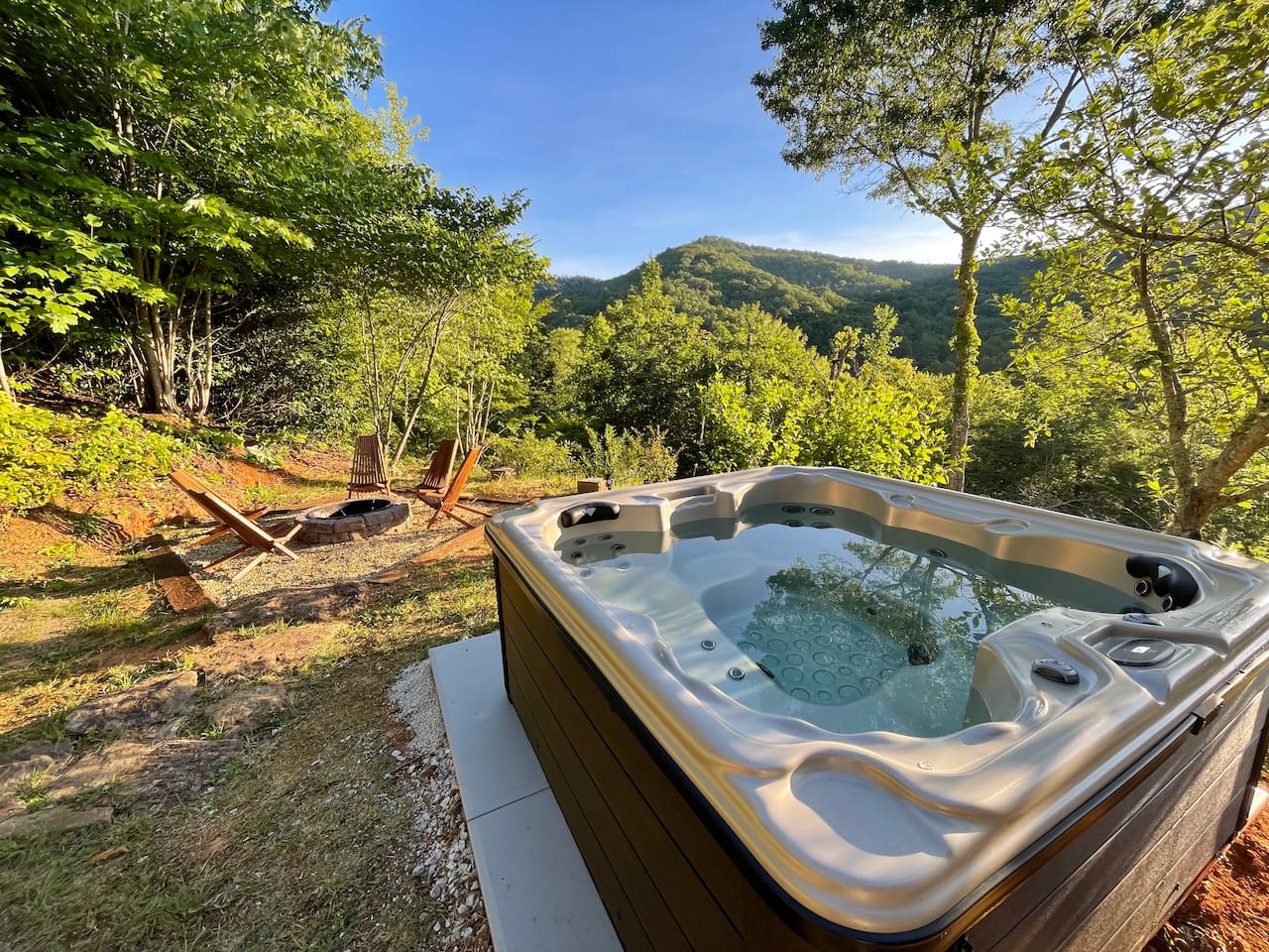 Hilltop Haven | 10 Beds | Hot Tub | Firepit | Pool Table