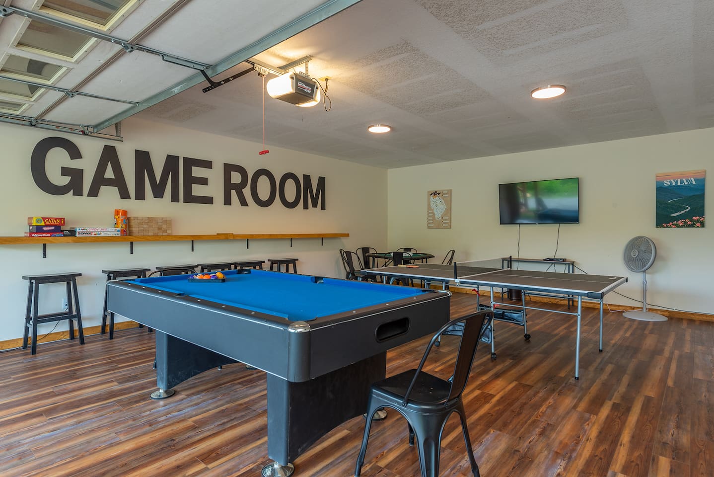 Hilltop Haven | 10 Beds | Hot Tub | Firepit | Pool Table