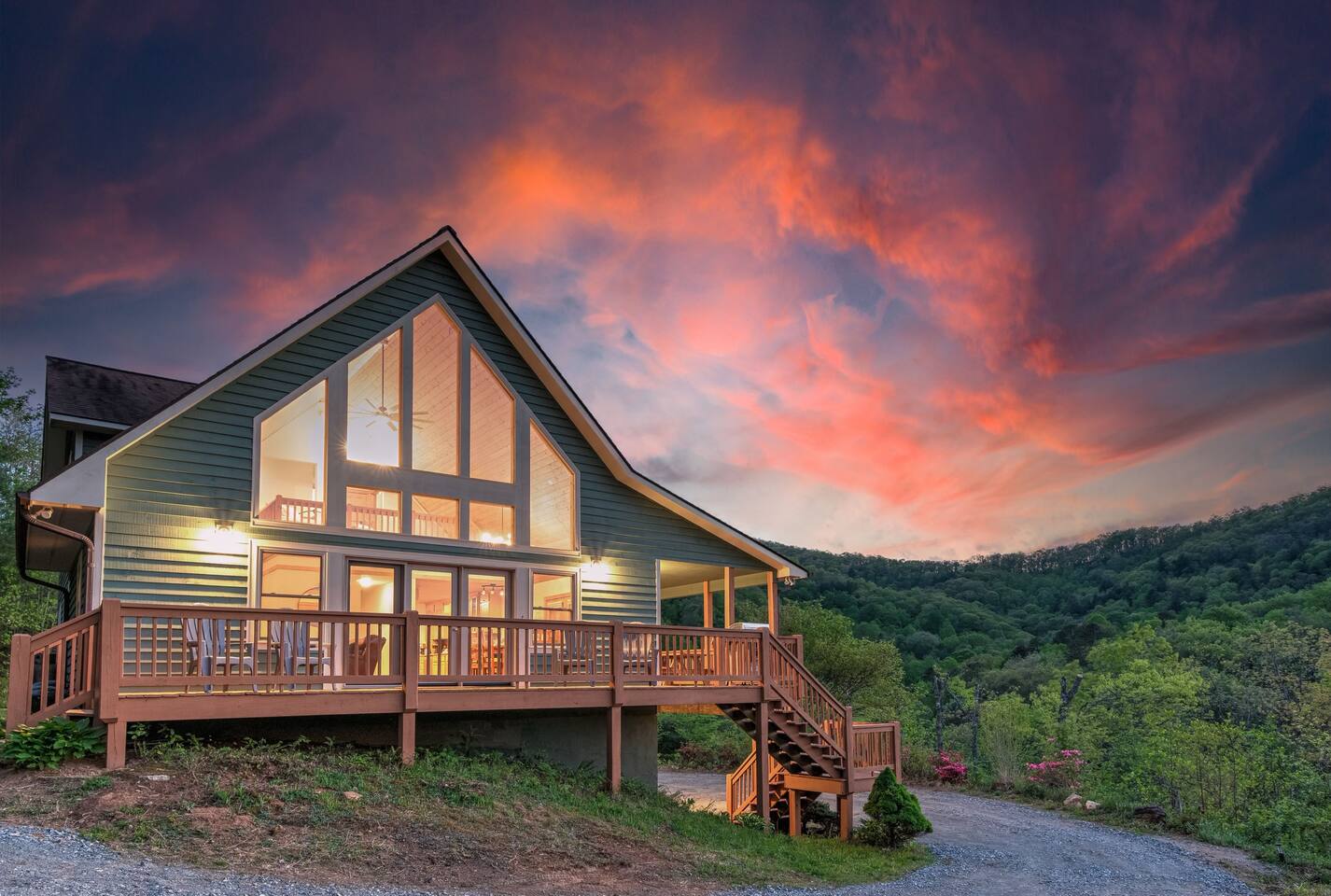 Hilltop Haven | 10 Beds | Hot Tub | Firepit | Pool Table