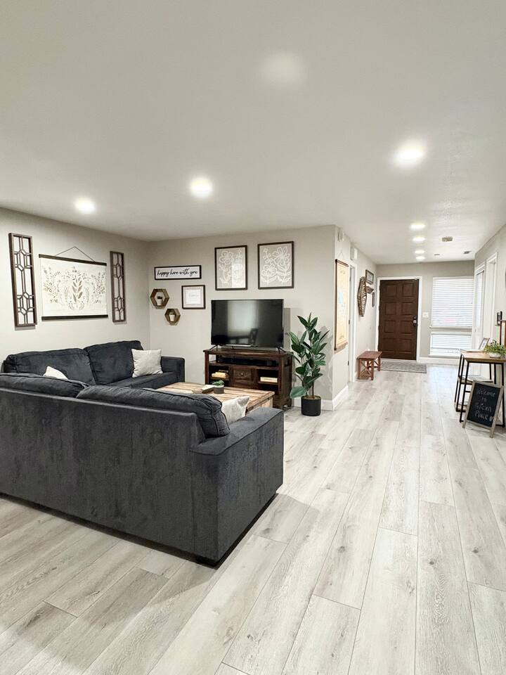 Waterfront•HotTub•GameRoom•PedalBoat•FirePit•Dock