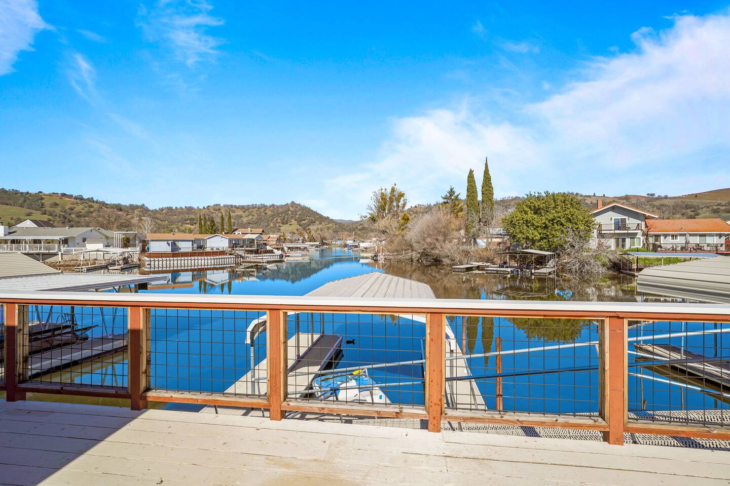 Waterfront•HotTub•GameRoom•PedalBoat•FirePit•Dock