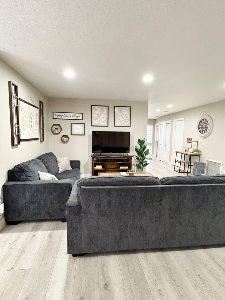 Waterfront•HotTub•GameRoom•PedalBoat•FirePit•Dock