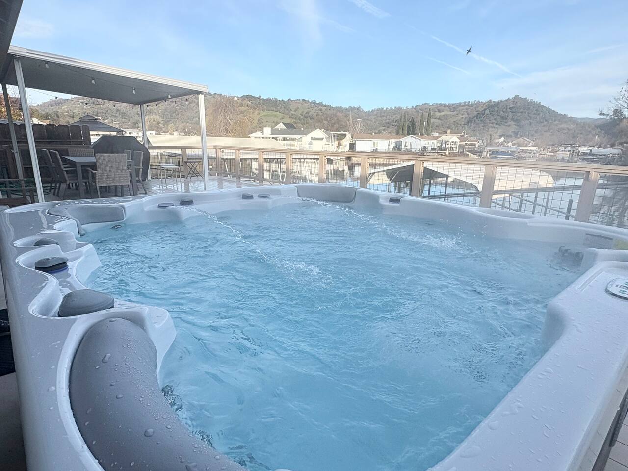 Waterfront•HotTub•GameRoom•PedalBoat•FirePit•Dock