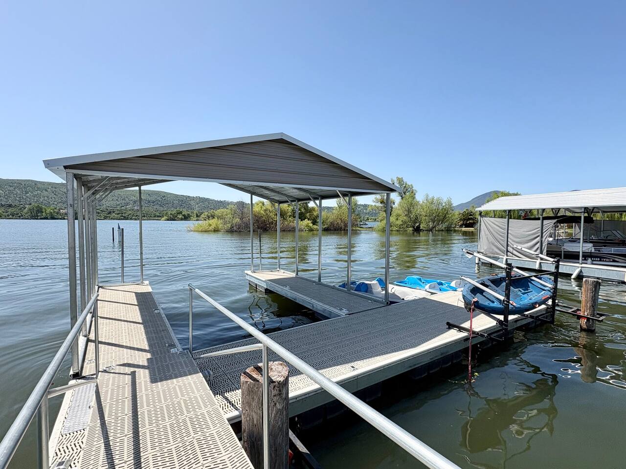 LAKEFRONT•GameRoom •Dock•Kayak•PedalBoats •Pool