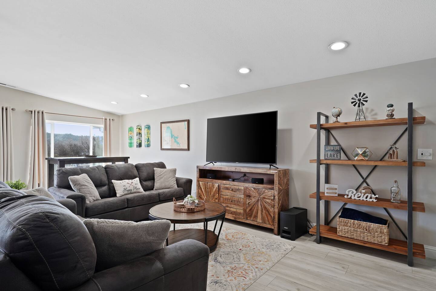 LAKEFRONT•GameRoom •Dock•Kayak•PedalBoats •Pool