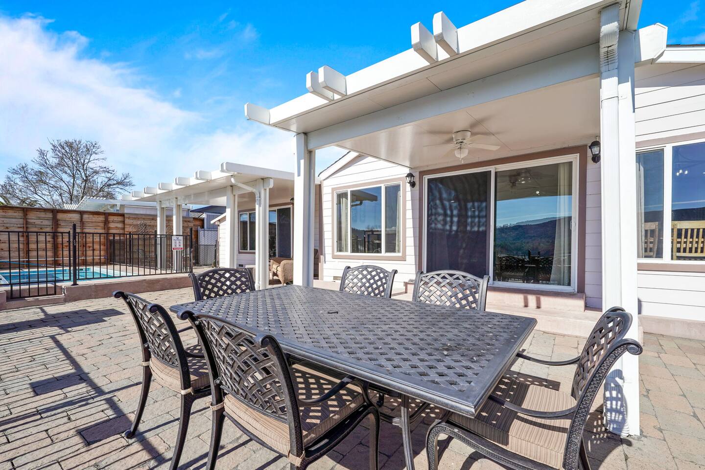 LAKEFRONT•GameRoom •Dock•Kayak•PedalBoats •Pool