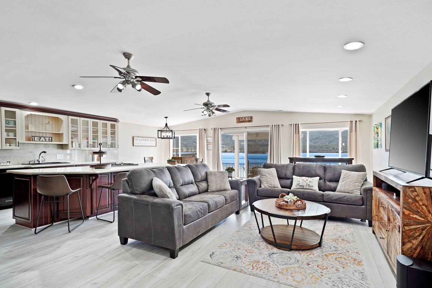 LAKEFRONT•GameRoom •Dock•Kayak•PedalBoats •Pool
