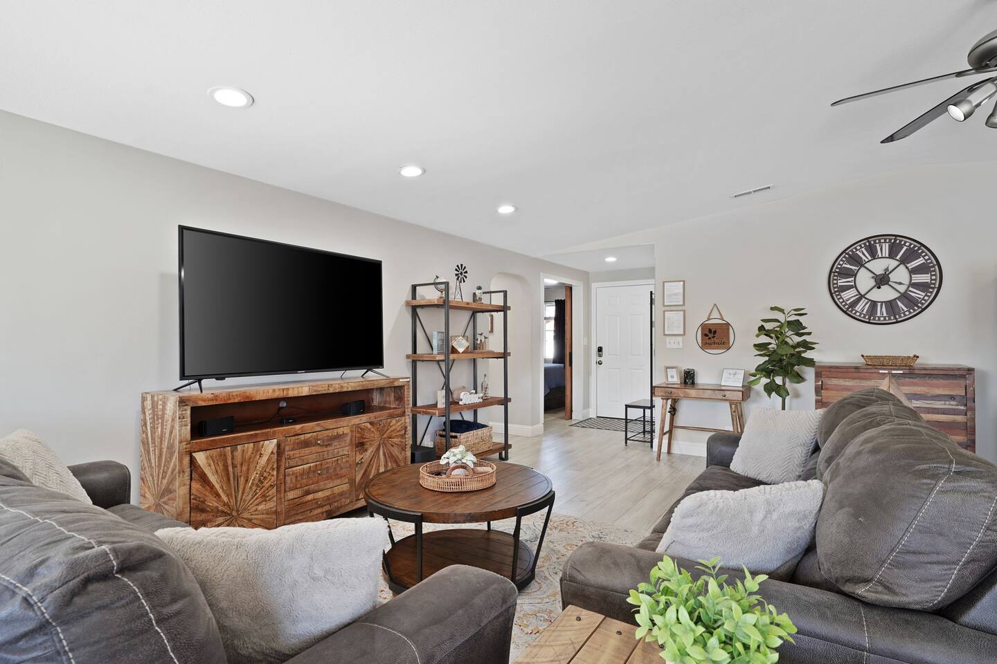 LAKEFRONT•GameRoom •Dock•Kayak•PedalBoats •Pool
