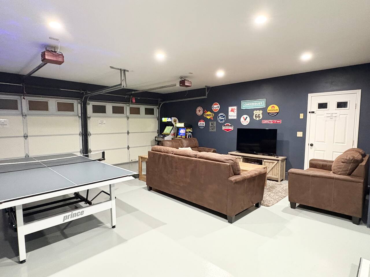 LAKEFRONT•GameRoom •Dock•Kayak•PedalBoats •Pool