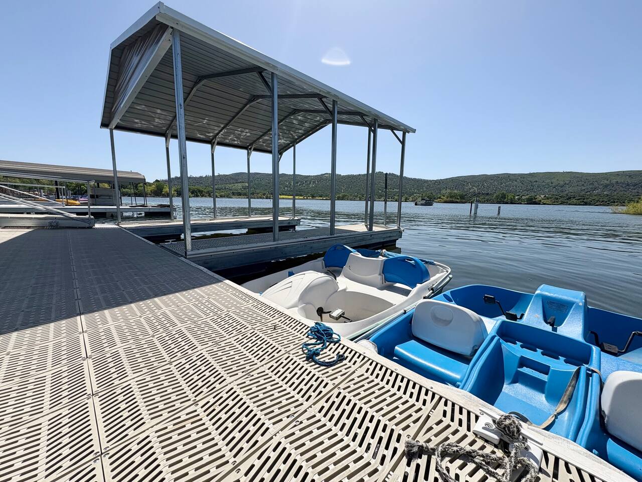 LAKEFRONT•GameRoom •Dock•Kayak•PedalBoats •Pool