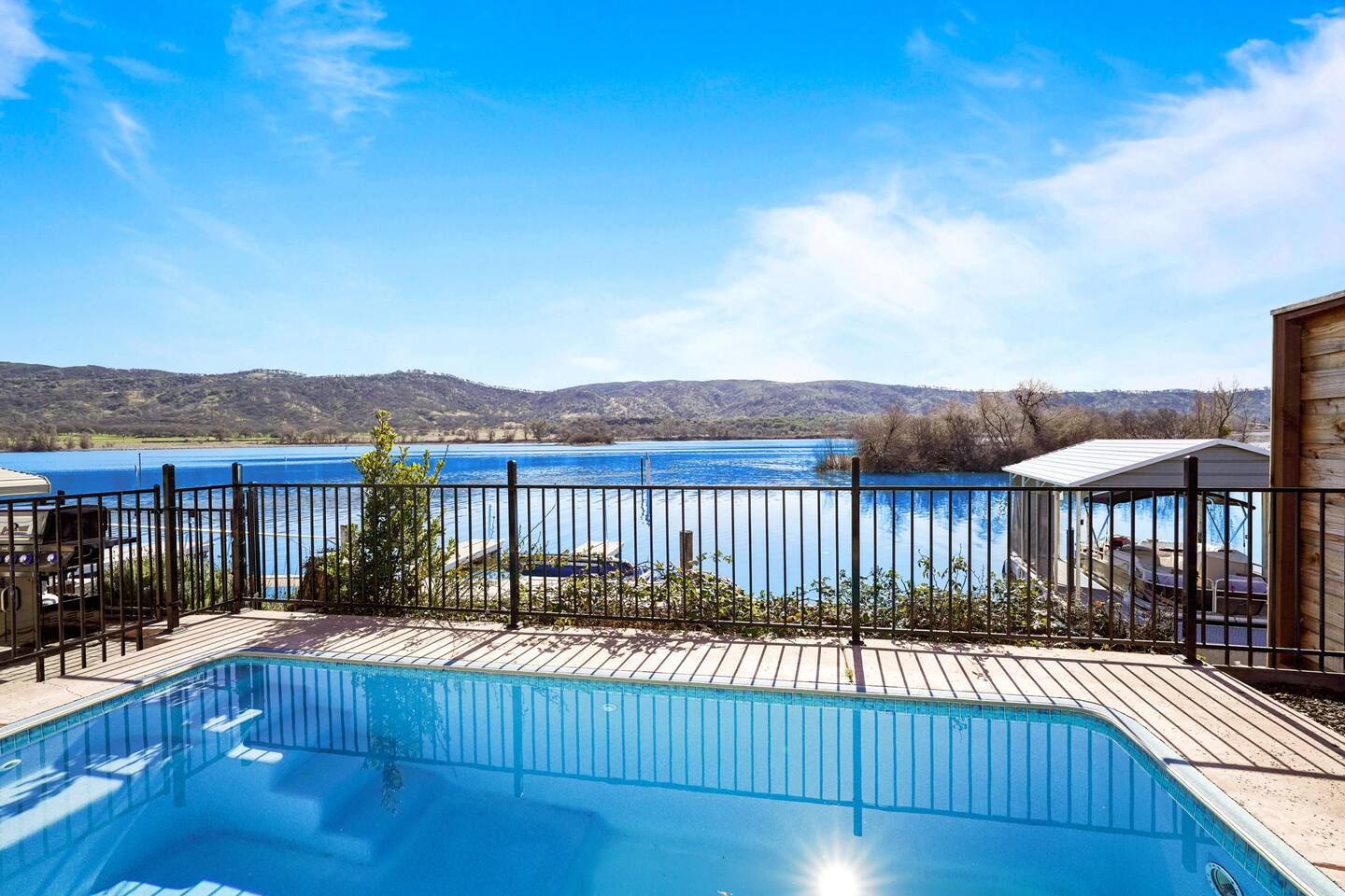 LAKEFRONT•GameRoom •Dock•Kayak•PedalBoats •Pool