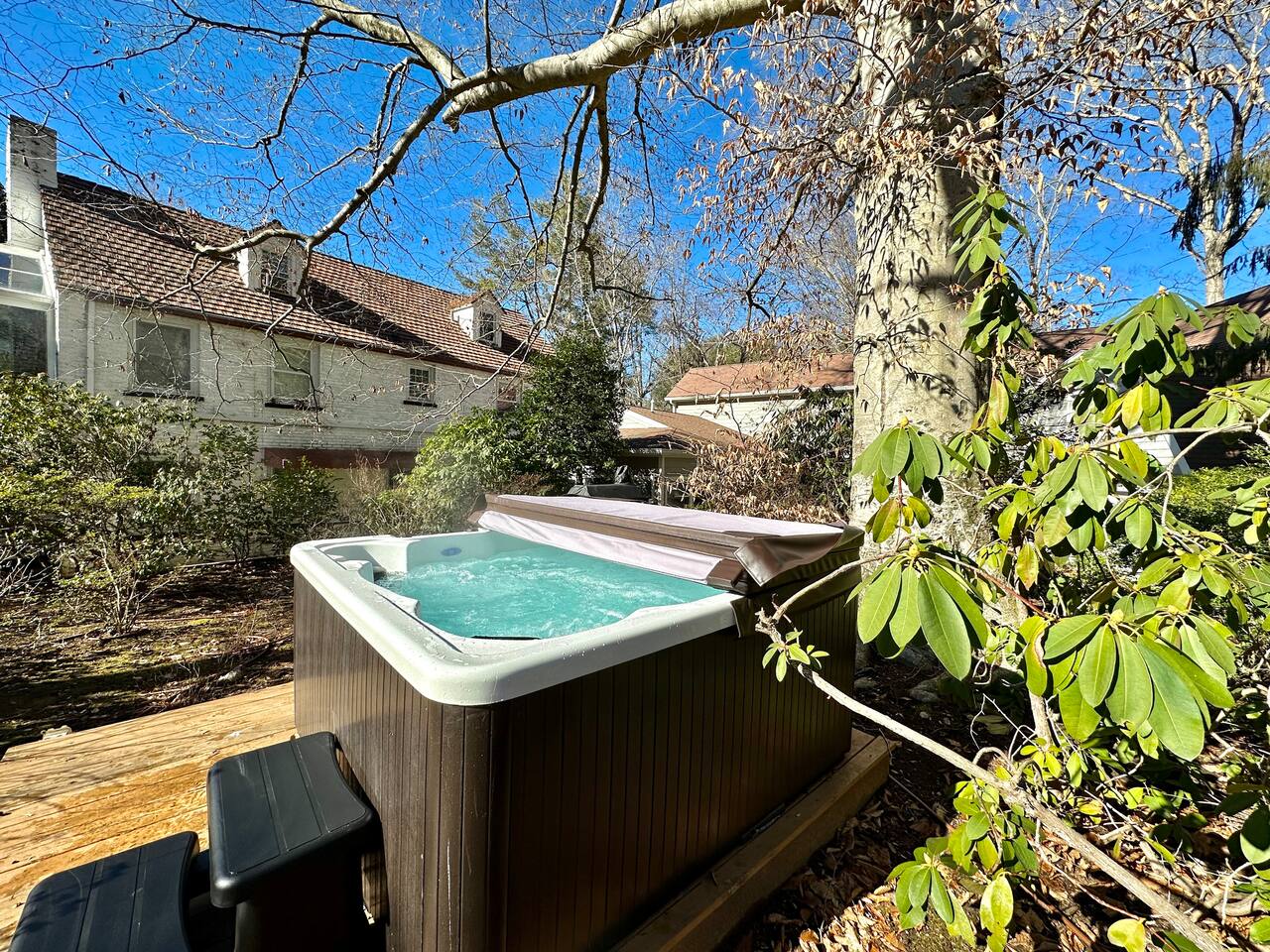 Luxury 8BR Lakefront w/ Hot Tub • Sleeps 24