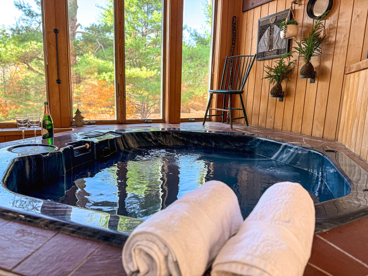 Newly updated, Hot Tub, Fire Pit