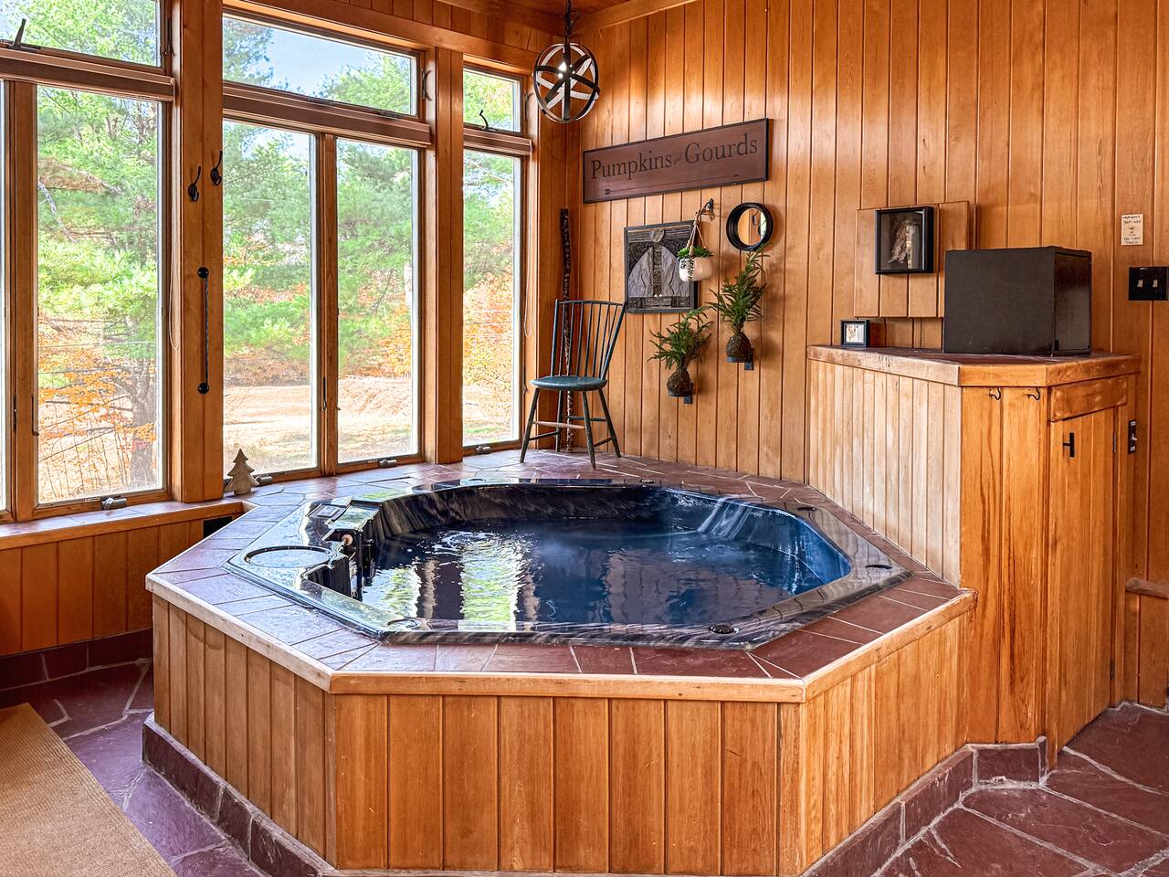 Newly updated, Hot Tub, Fire Pit