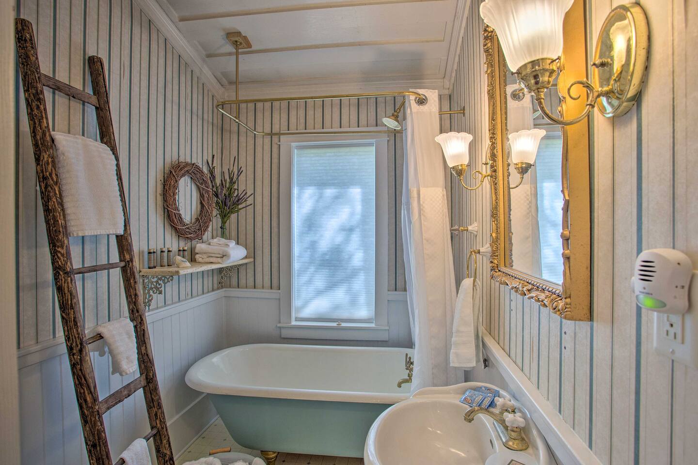 *NEW* Adorable French Country Cottage w/Free Bikes