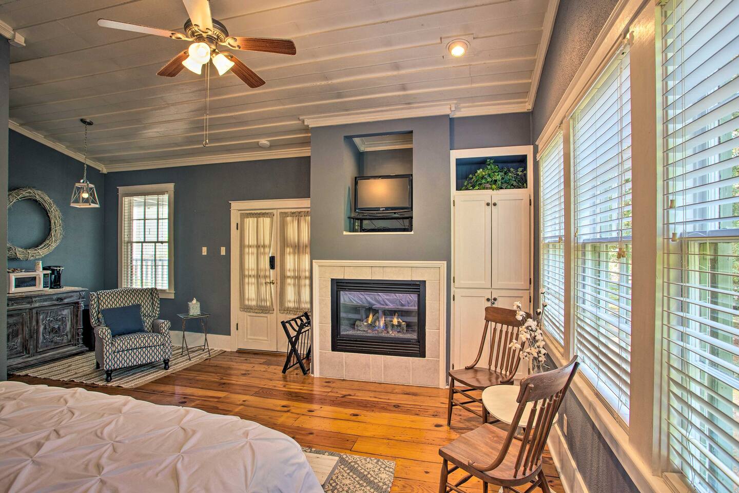 *NEW* King Bed/Fireplace/Jetted Tub/Free Bikes