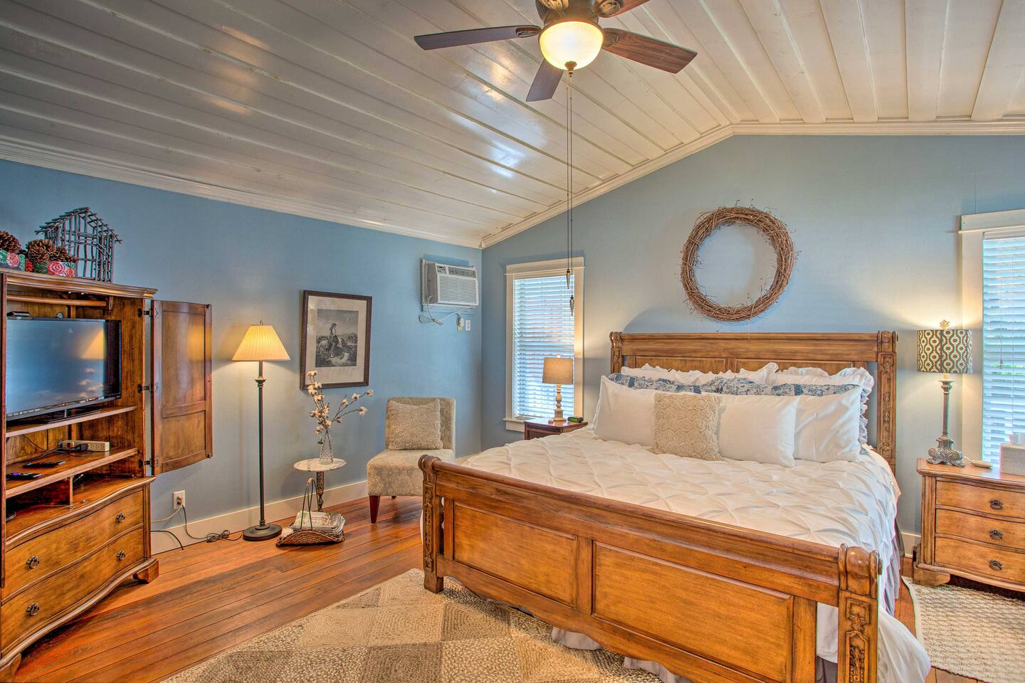 *NEW* Cottage-King Bed/Fireplace/Bikes