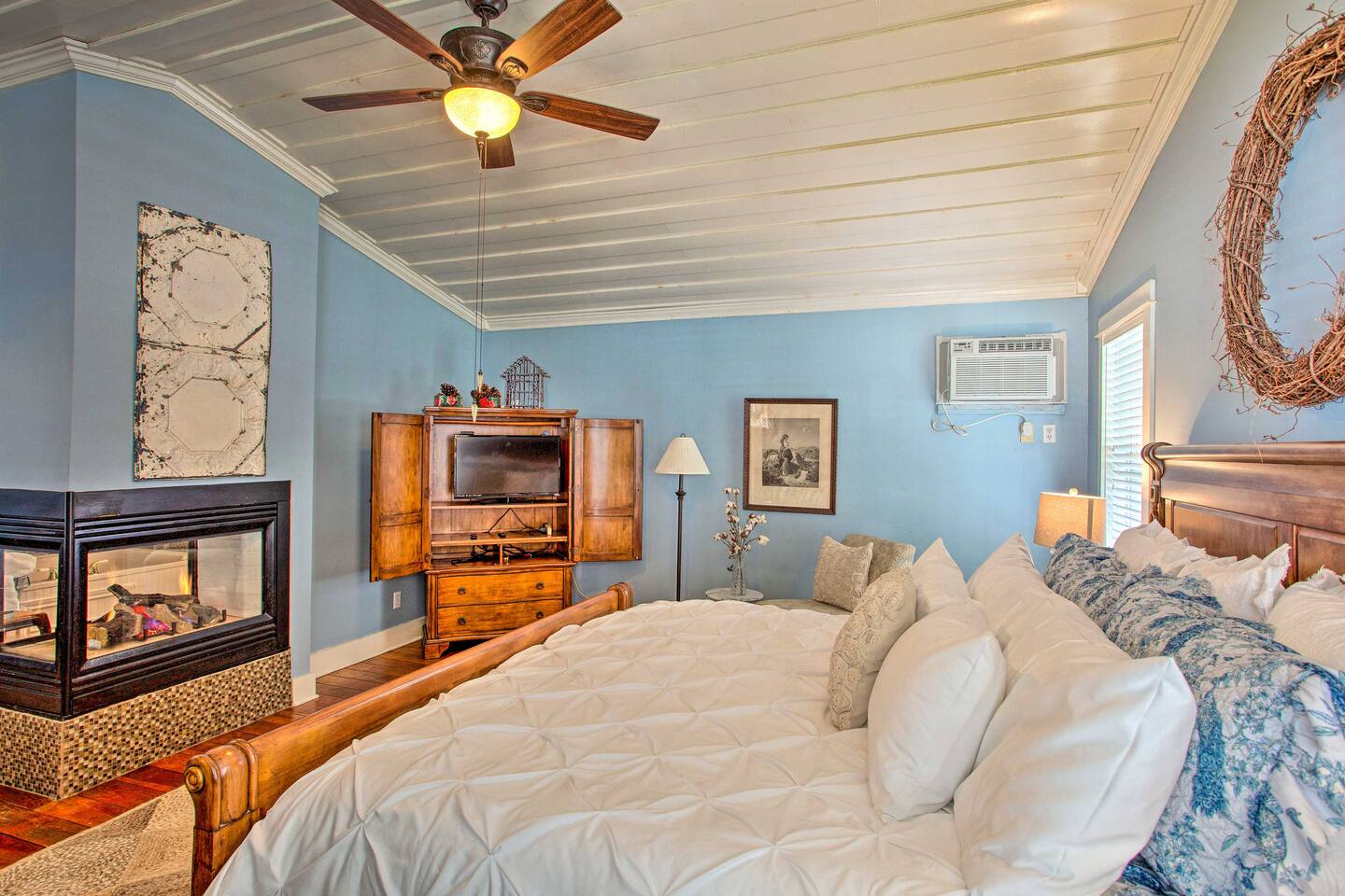 *NEW* Cottage-King Bed/Fireplace/Bikes