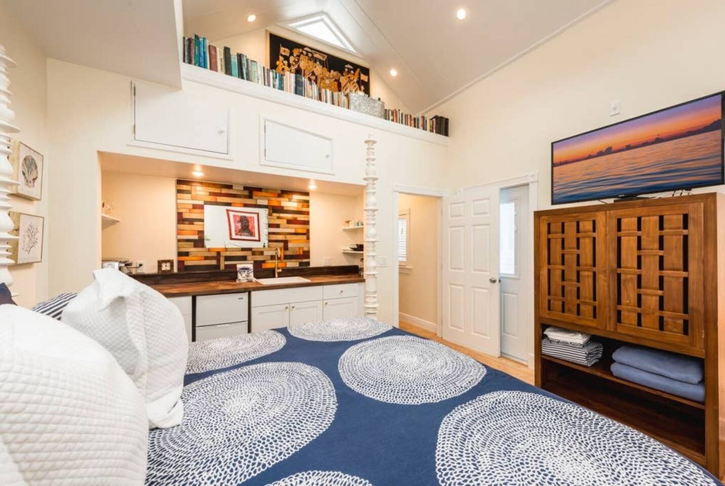 Big Blu -5 bed, 4 bath old town