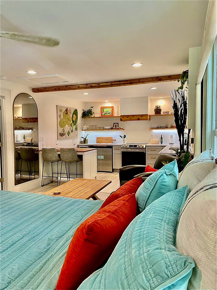 The Poe -Stylish Downtown Studio — High Springs — vacation rental
