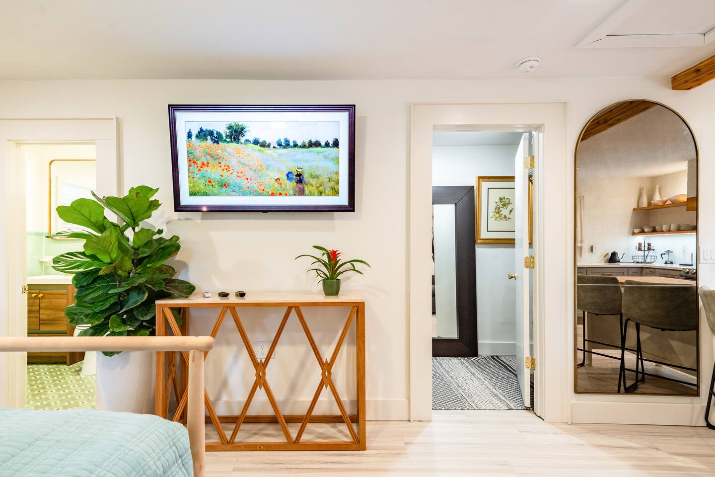 The Poe -Stylish Downtown Studio