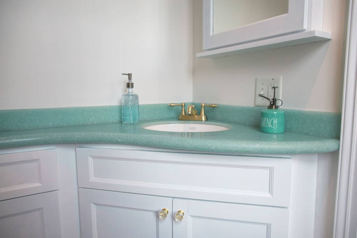 1742 Marblehead Studio|Minutes to Salem|Parking