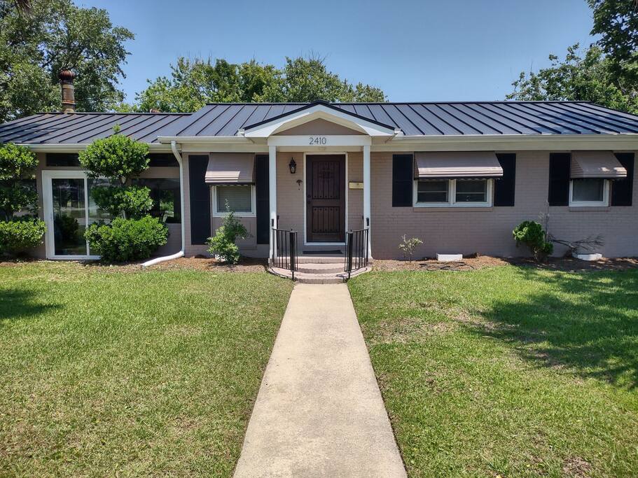 Pet Friendly, Fenced Yard, Wi-Fi, 30 Amp RV Hookup — Morehead City, NC — vacation rental