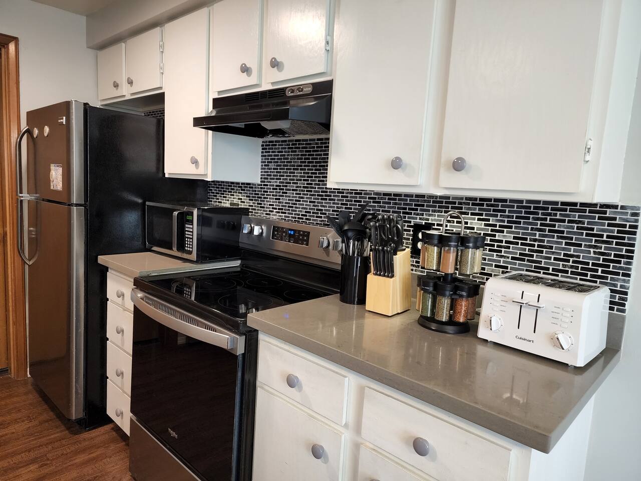 Spacious, New Modern Furniture, King Bed Priv Bath