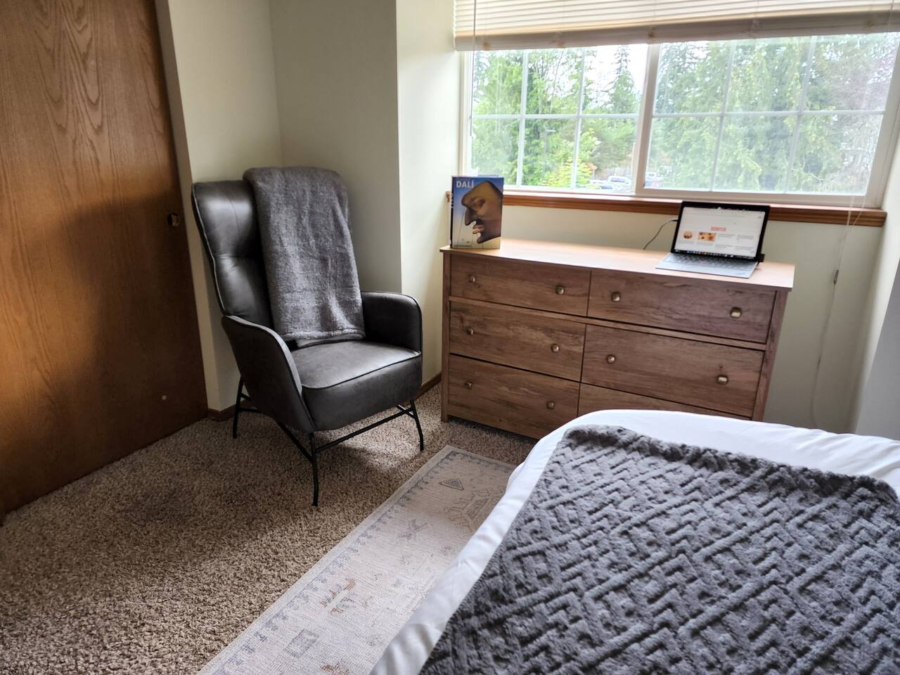 Spacious, New Modern Furniture, King Bed Priv Bath