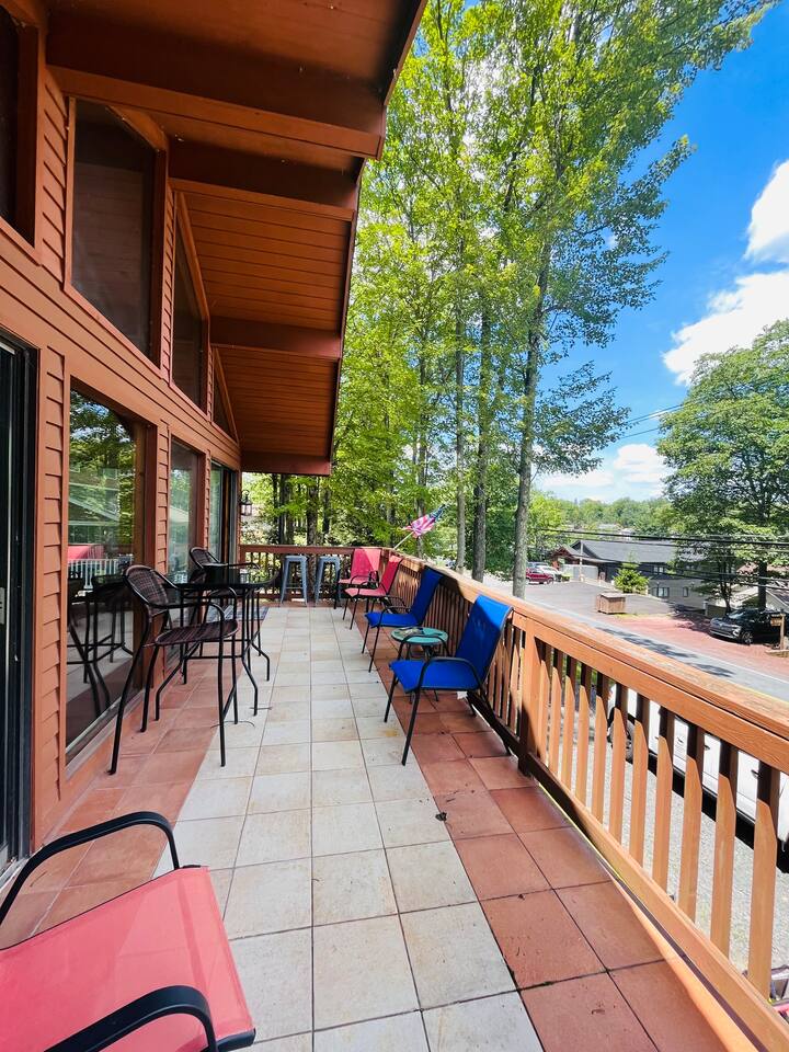 *Repeat Retreat* A Beautiful Lakeview Chalet!