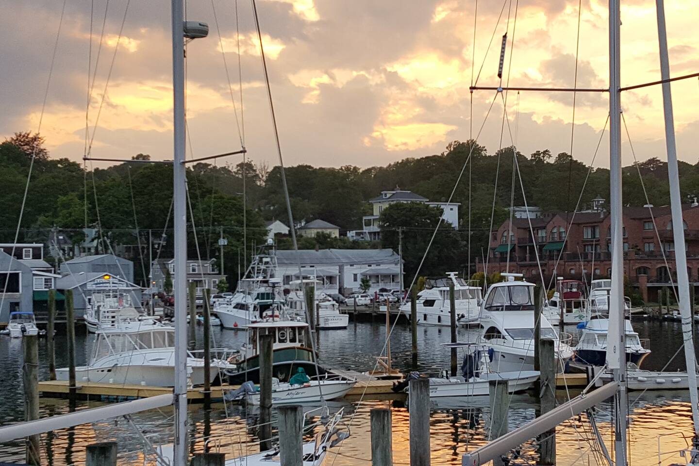 Downtown Mystic w/ Parking - Walk to Everything