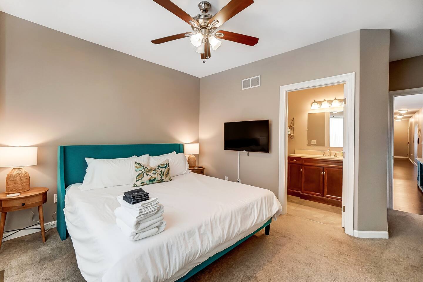 Walk to Oakley Square-King Bed-Offstreet Parking