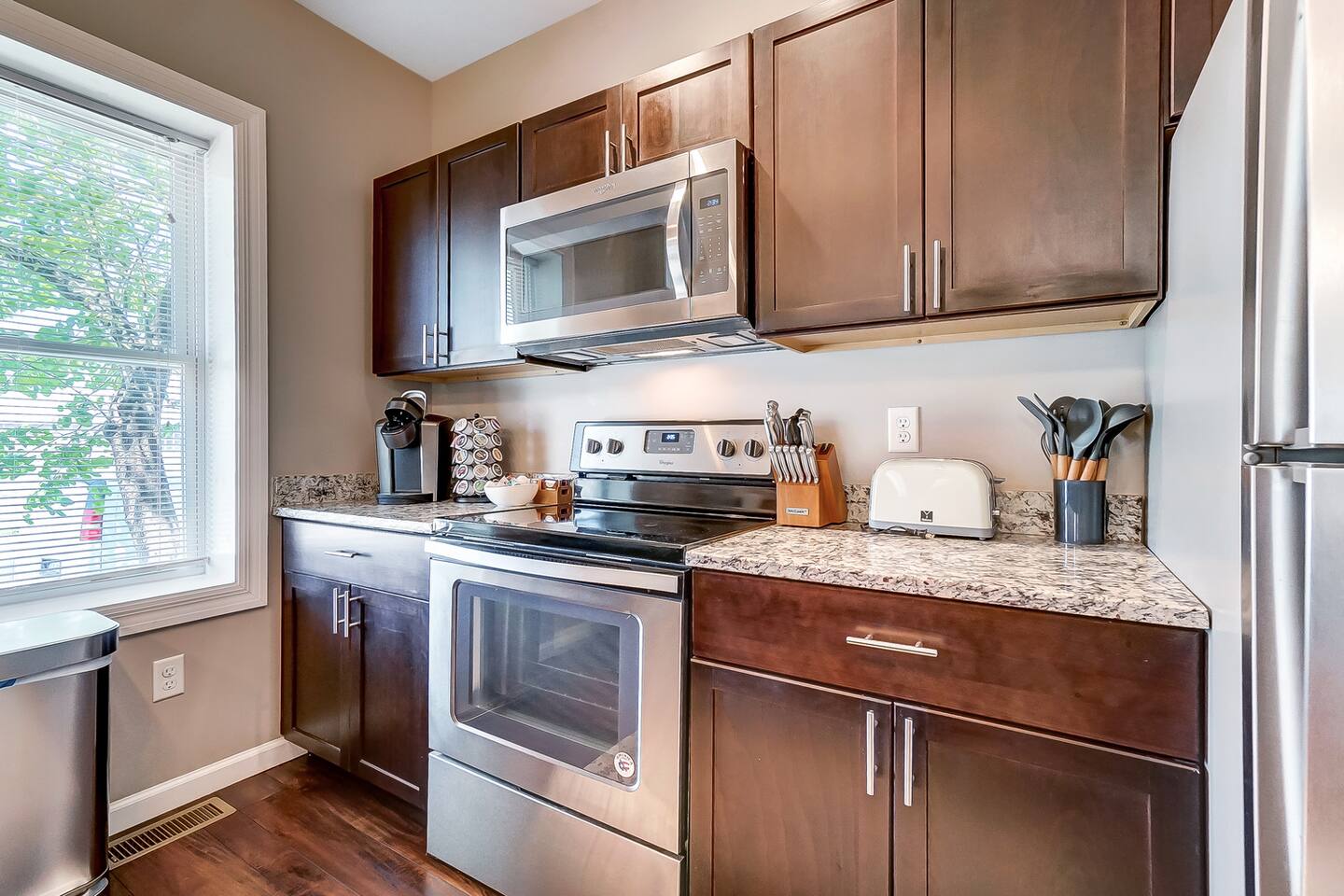 Walk to Oakley Square-King Bed-Offstreet Parking