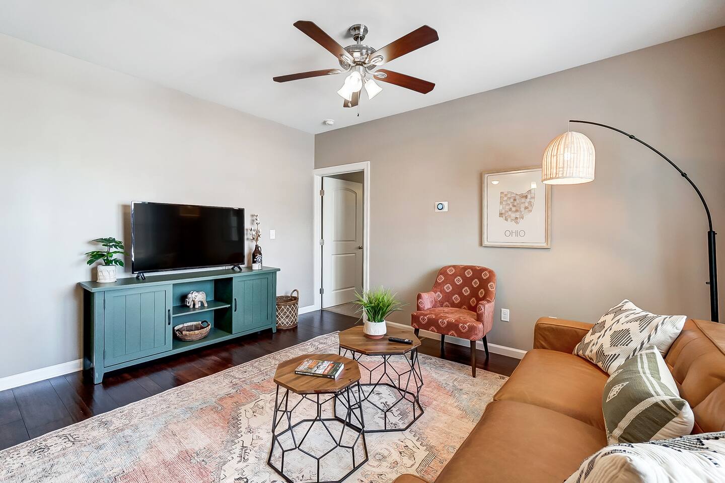 Walk to Oakley Square-King Bed-Offstreet Parking