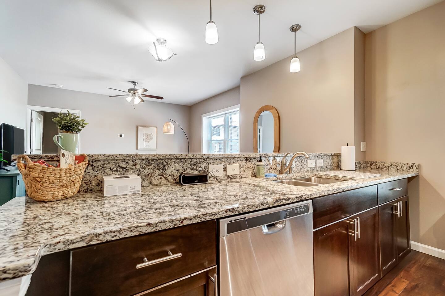 Walk to Oakley Square-King Bed-Offstreet Parking