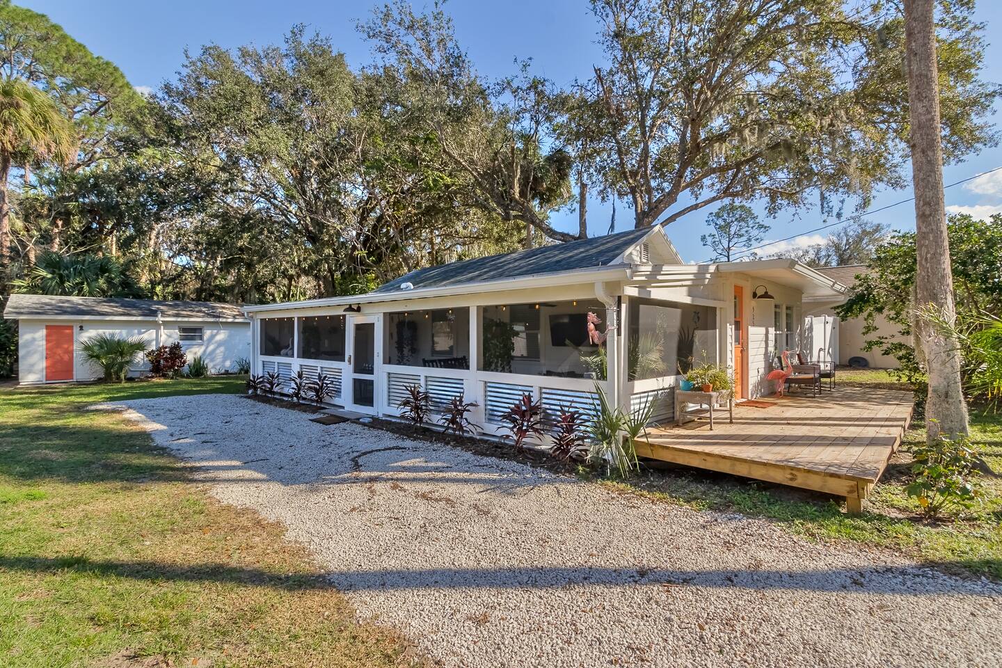 Cheerful Bungalow in New Smyrna Beach w Cozy Porch