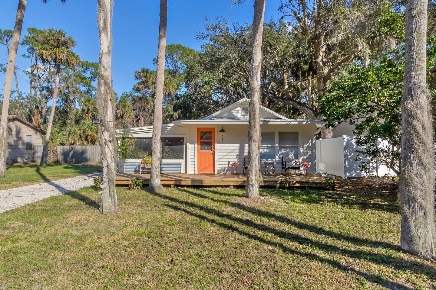 Cheerful Bungalow in New Smyrna Beach w Cozy Porch