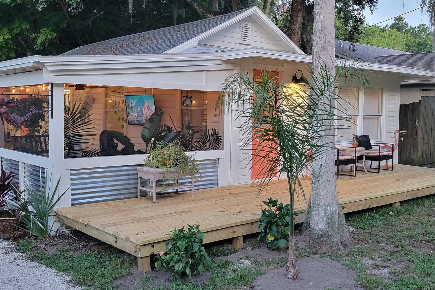 Cheerful Bungalow in New Smyrna Beach w Cozy Porch