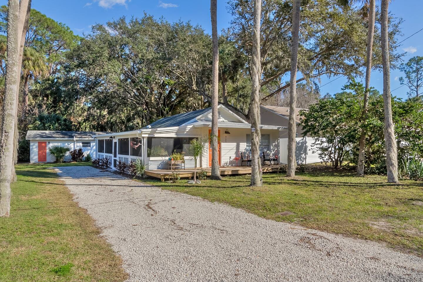 Cheerful Bungalow in New Smyrna Beach w Cozy Porch