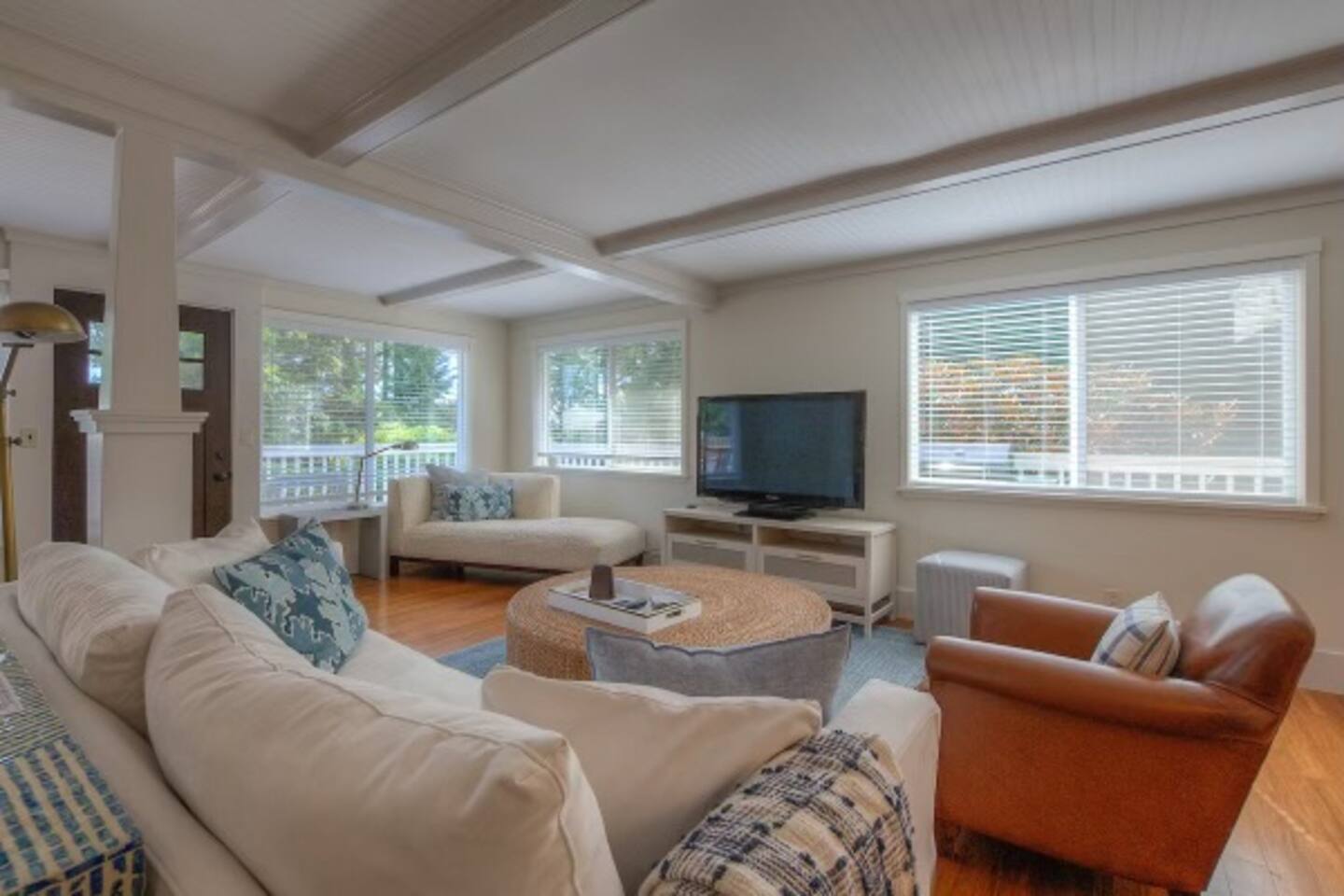 Dog friendly cottage w/Hot Tub+Kayaks, & e-bike