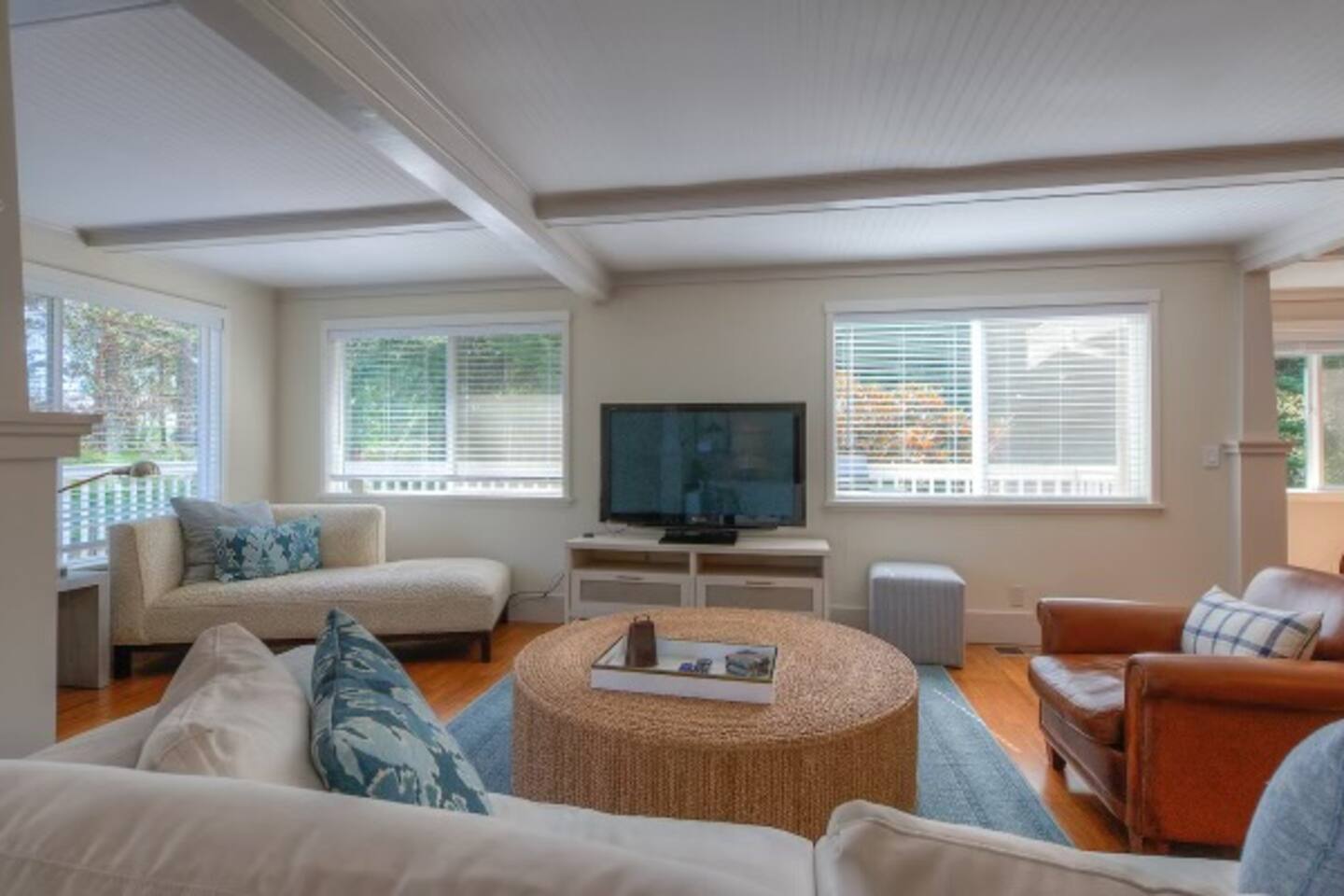 Dog friendly cottage w/Hot Tub+Kayaks, & e-bike