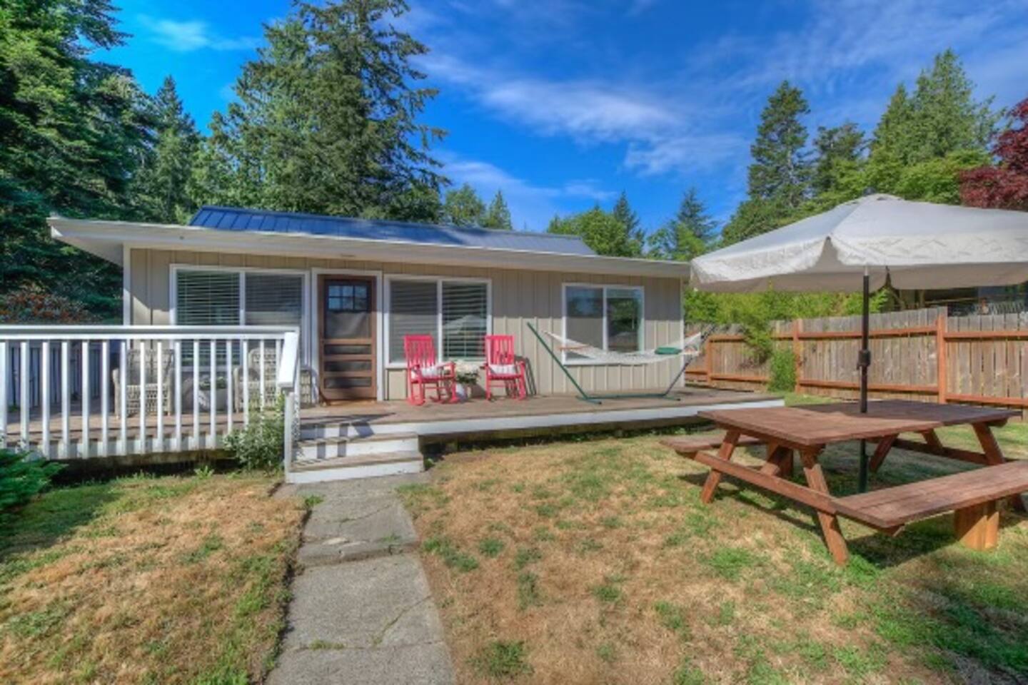 Dog friendly cottage w/Hot Tub+Kayaks, & e-bike