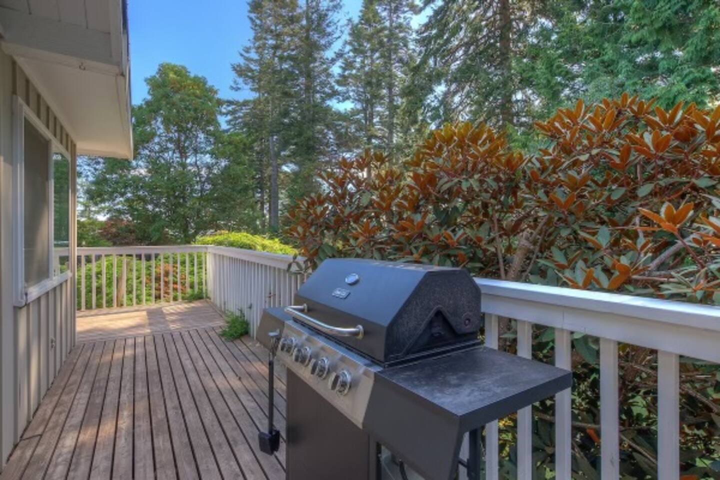 Dog friendly cottage w/Hot Tub+Kayaks, & e-bike