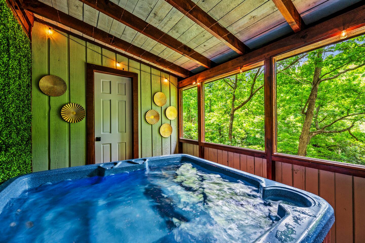 Spring Spa Cabin! HotTub & Sauna, Oh My! King Beds
