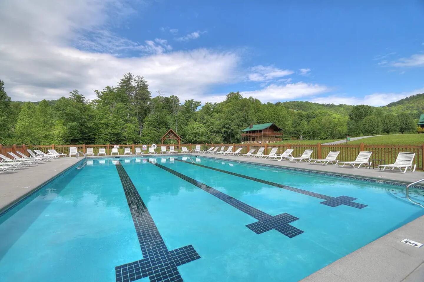 Spring Spa Cabin! HotTub & Sauna, Oh My! King Beds