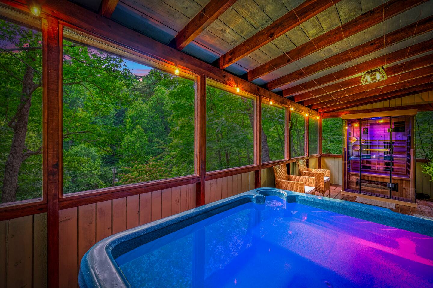 Spring Spa Cabin! HotTub & Sauna, Oh My! King Beds