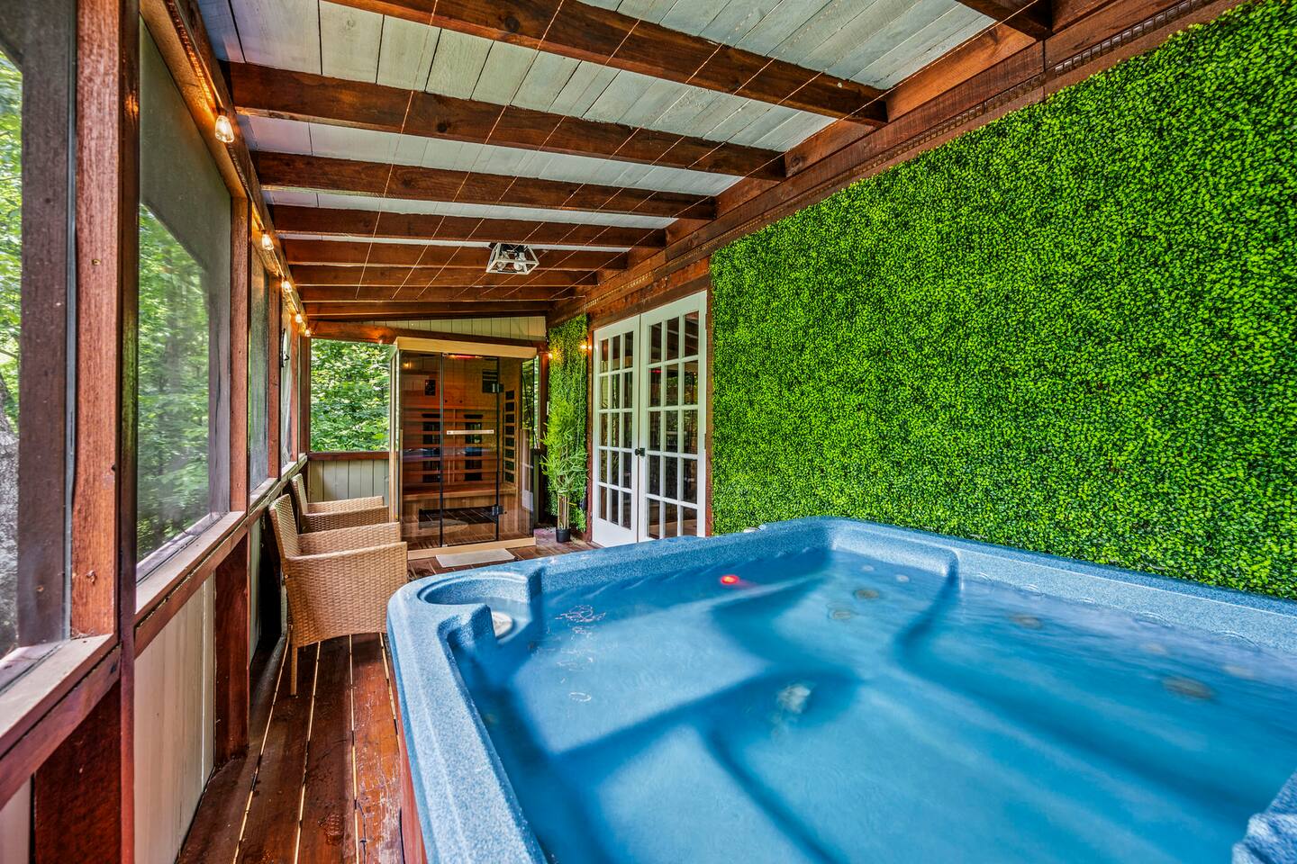 Spring Spa Cabin! HotTub & Sauna, Oh My! King Beds