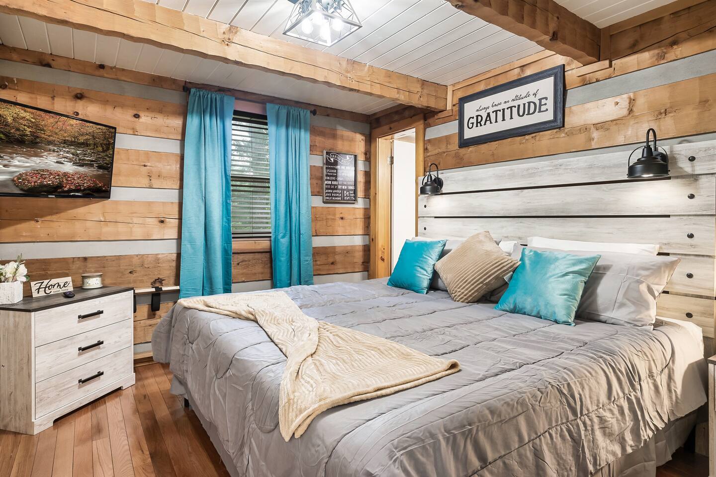 Spring Spa Cabin! HotTub & Sauna, Oh My! King Beds