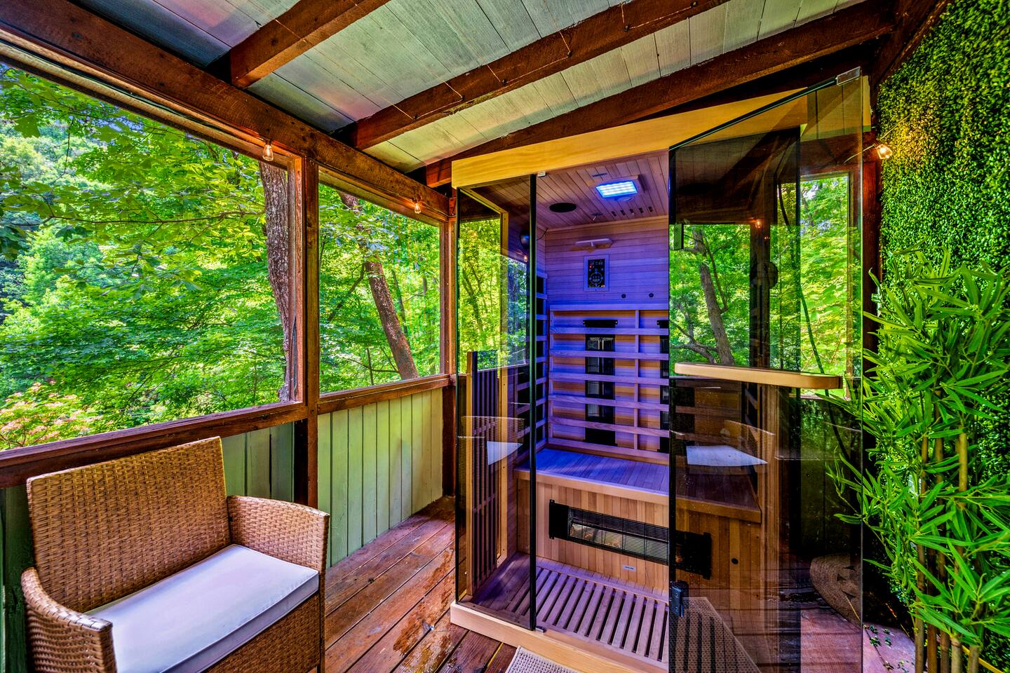 Spring Spa Cabin! HotTub & Sauna, Oh My! King Beds