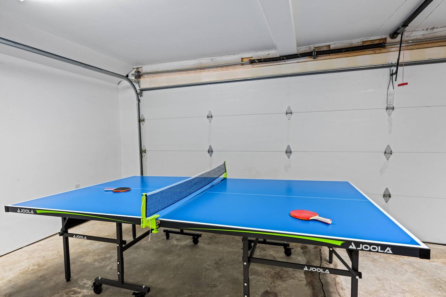 Lantern Retreat - Hill Country Getaway: 4 Bedrooms, Hot Tub, Game Room